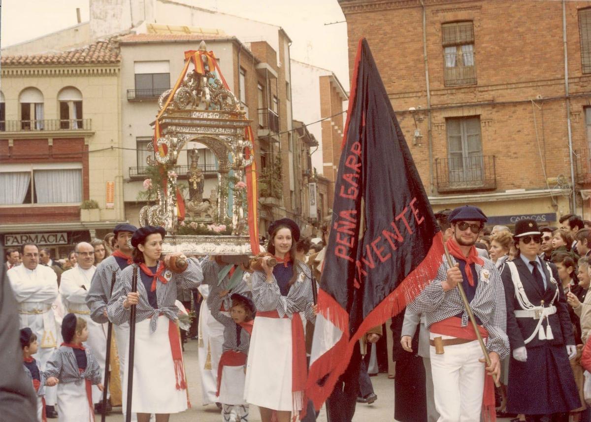 La Peña Garrafón llevando la Virgen de la Vega, en Santa María, en el año 1981.