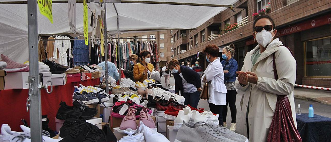 Patricia Serna, comprando en uno de los puestos del mercadillo de Pola de Siero. | A. I.