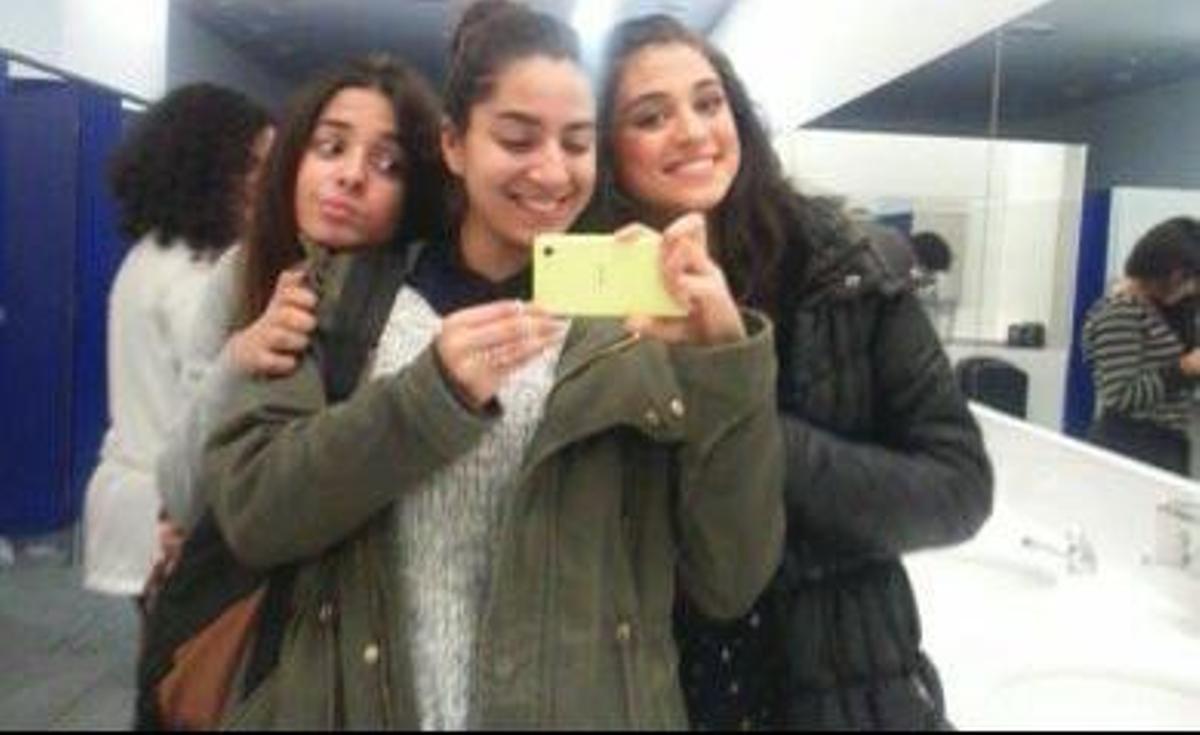 Amina (izda.), una amiga y Wafaa (dcha.), en 2016. | LEVANTE-EMV