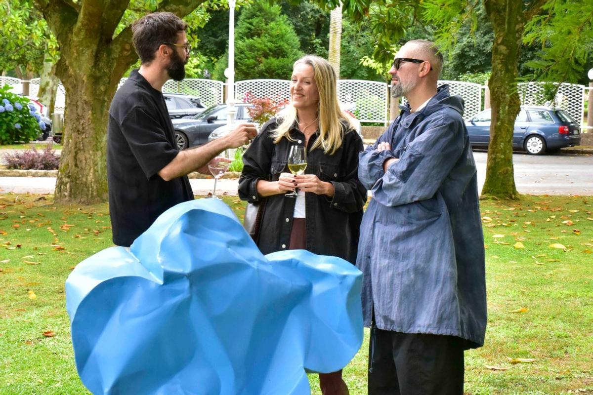 La inauguración de «Doble paisaje», una exposición del artista Efraim Ortega que puede verse en los jardines del Eurostars Gran Hotel La Toja.