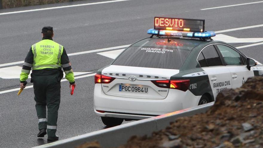 Agentes de la Guardia Civil de tráfico en un control de carretera. // Xoán Álvarez