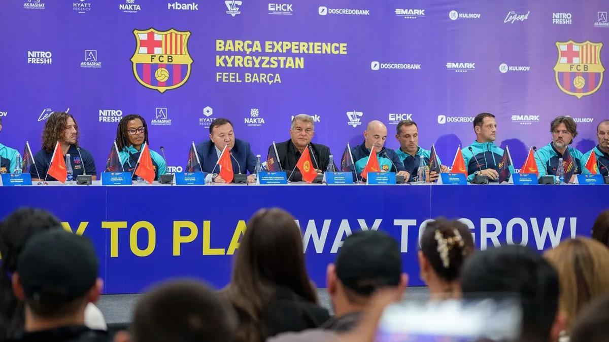Un momento de la rueda de prensa que la expedición del FC Barcelona ha ofrecido en el país asiático