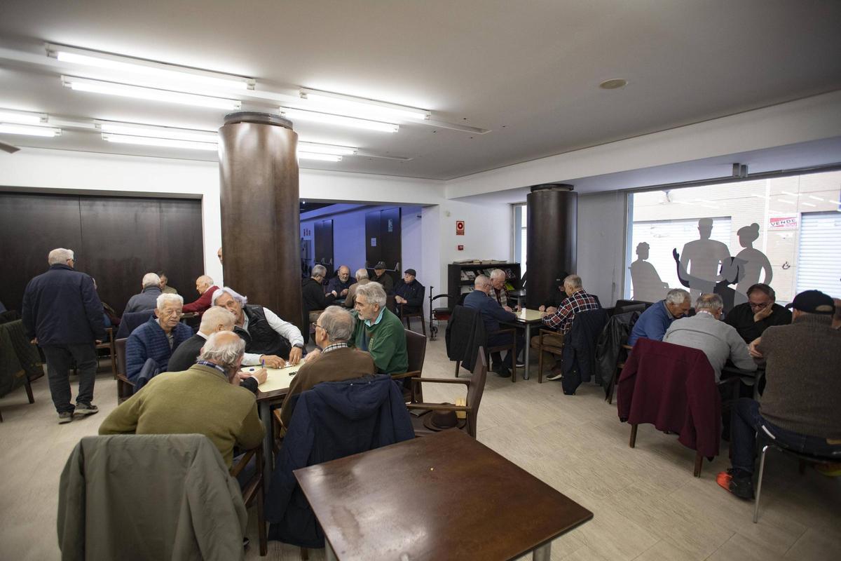 Jubilados y pensionistas en el centro social de mayores de Xàtiva.