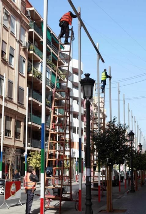 Polémica instalación de las luces de Fallas en la calle Sueca