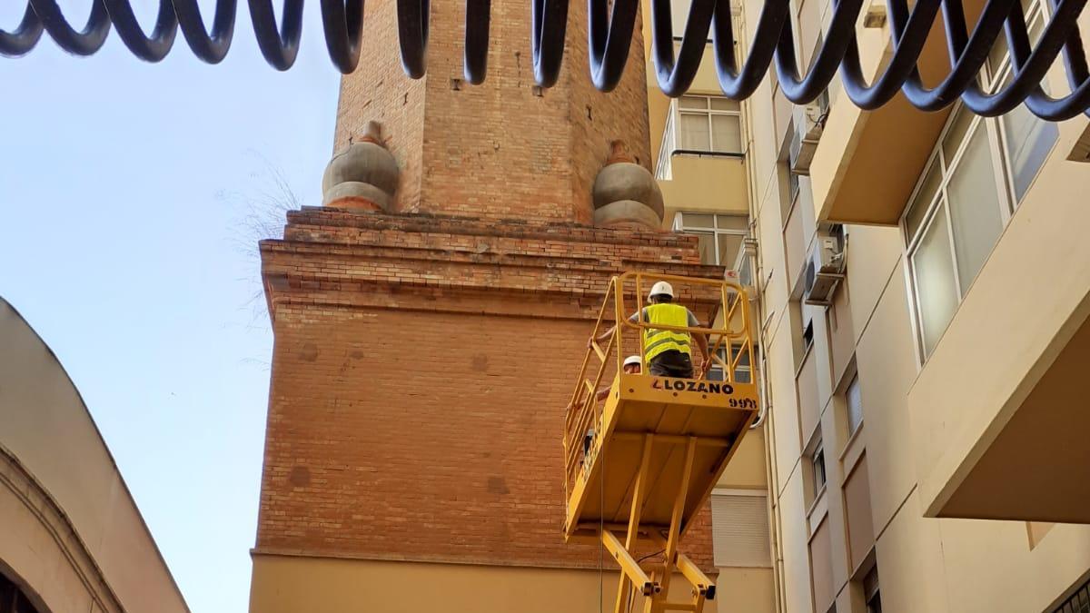 Obras de protección en la base de la chimenea de la Malagueta.