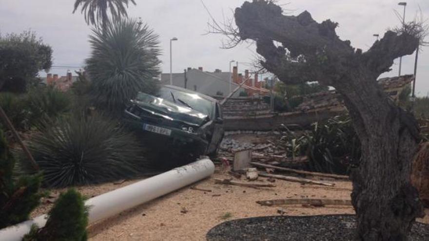 Un coche choca contra la embarcación que decora una rotonda de Sagunt.