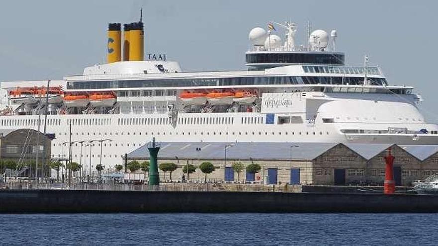 El crucero "Costa Classica" atracado ayer en el muelle de la Estación Marítima. // Ricardo Grobas