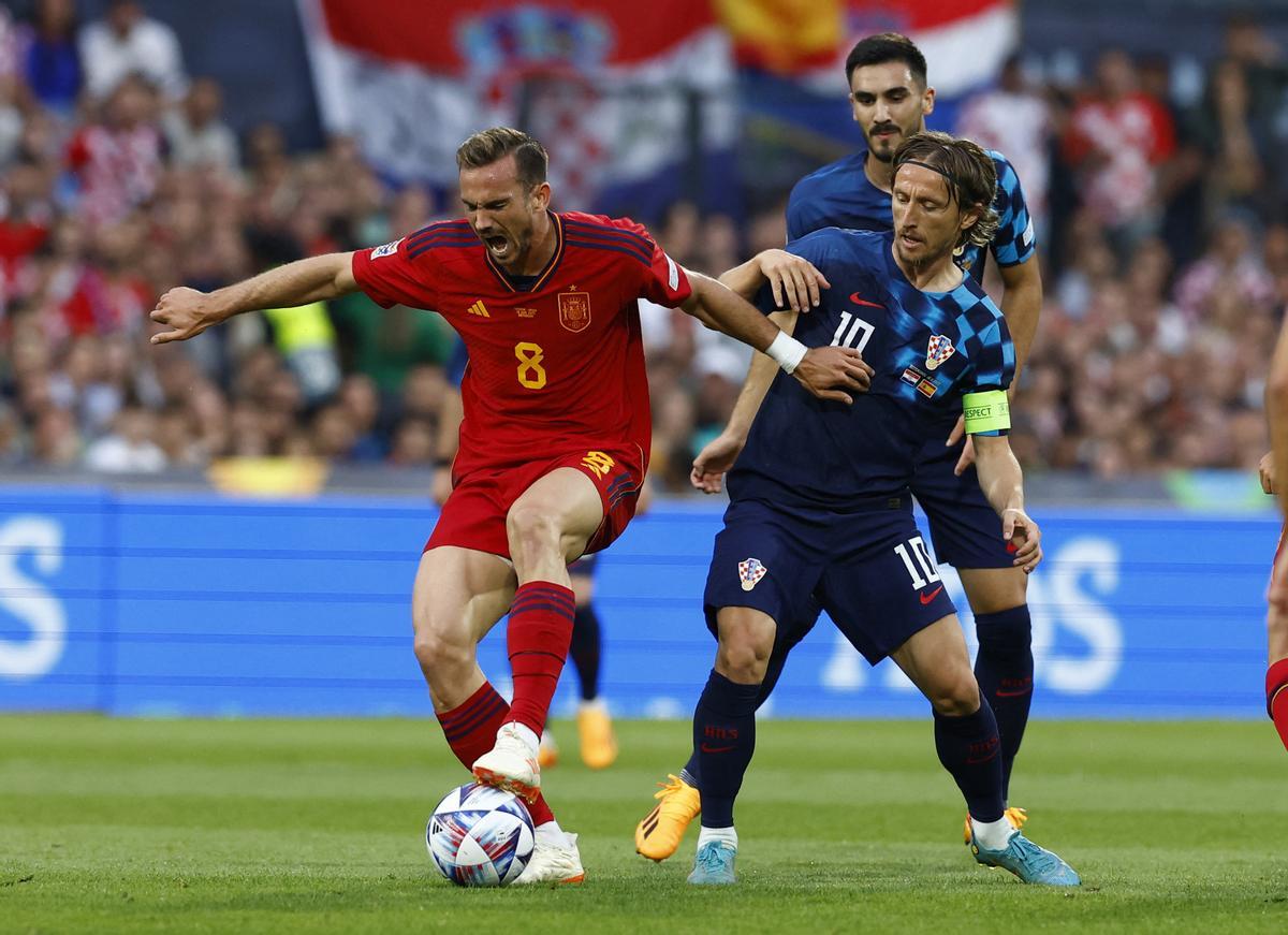 Fabián Ruiz lucha por un balón contra Luka Modric en la final de la UEFA Nations League entre España y Croacia.
