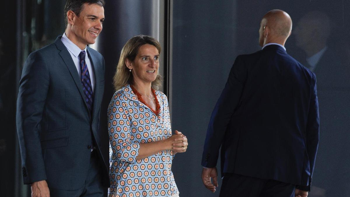 El presidente del Gobierno, Pedro Sánchez, y la vicepresidenta y ministra para la Transición Ecológica, Teresa Ribera.