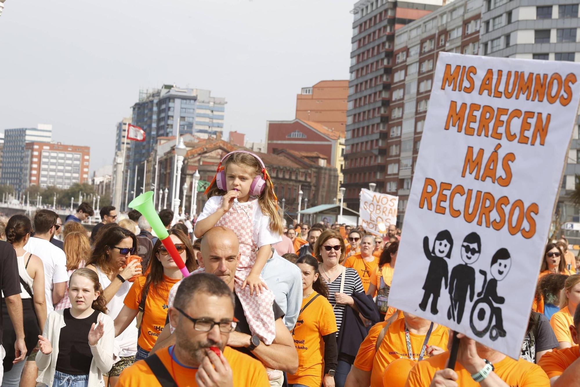 Así fue la gran concentración en Gijón por la educación concertada (en imágenes)