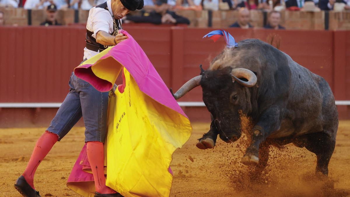 El diestro Manuel Escribano en su faena al último toro de la corrida celebrada hoy sábado en la plaza de toros La Maestranza de Sevilla. EFE / José Manuel Vidal