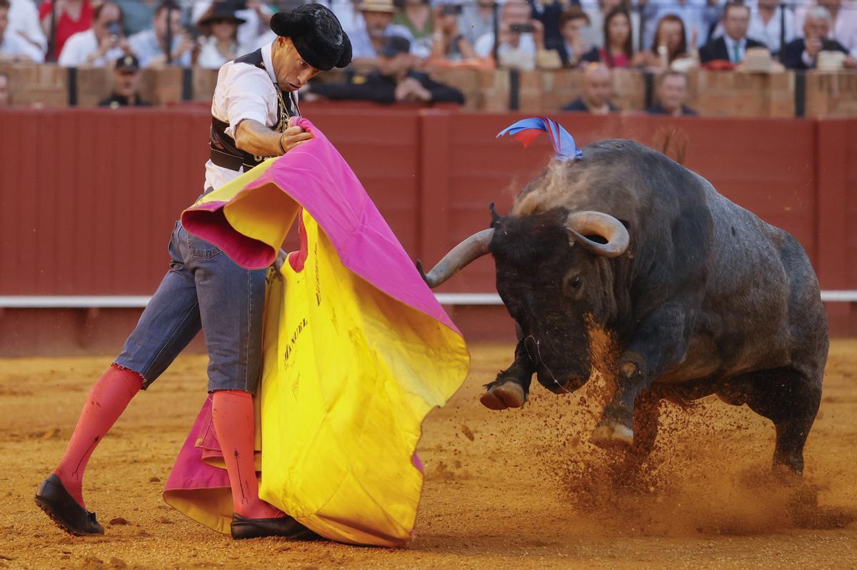 SEVILLA, 13/04/2024.- El diestro Manuel Escribano en su faena al último toro de la corrida celebrada hoy sábado en la plaza de toros La Maestranza de Sevilla. EFE / José Manuel Vidal