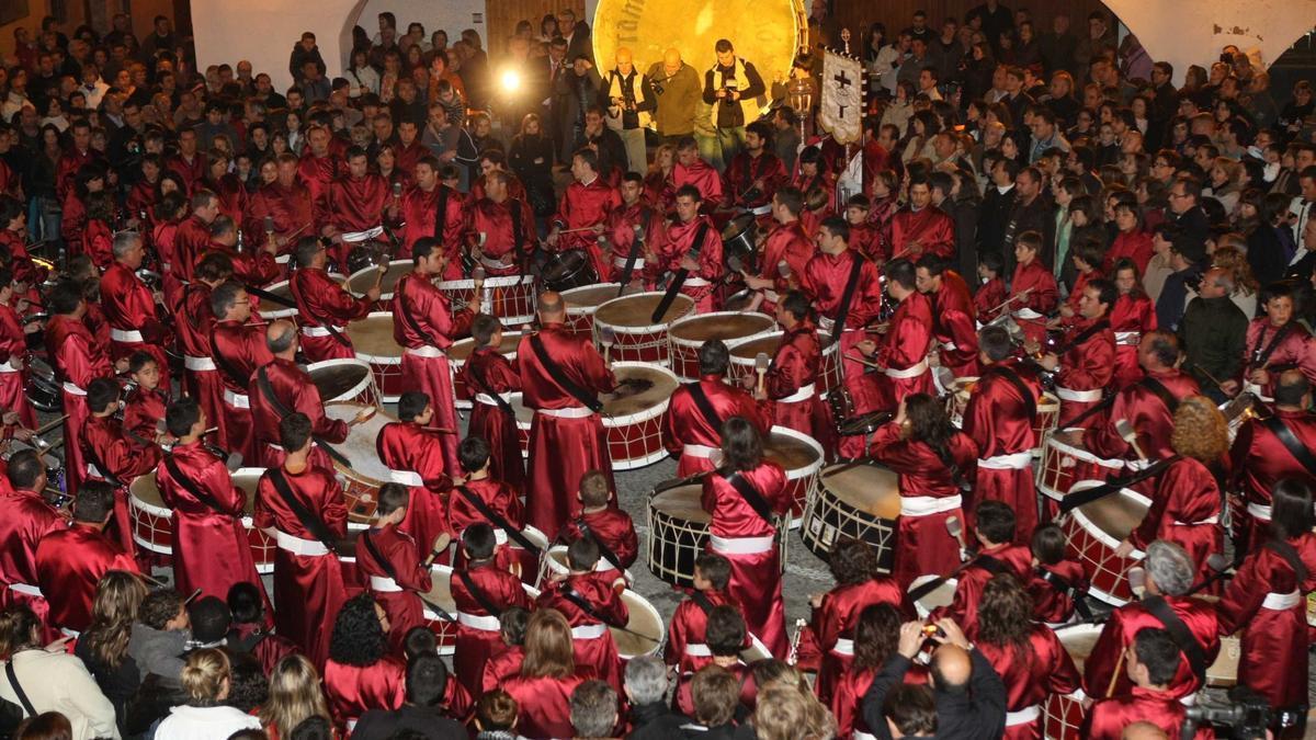 Bombos y tambores harán retumbar Almassora este Jueves Santo en la tradicional Rompida de la Hora.