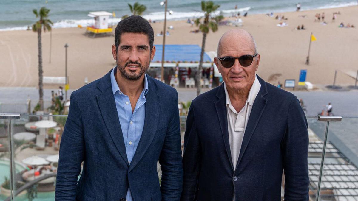 Ramón Bordas i el seu fill Jorge, al Bastian Beach de la platja de Sant Sebastià. Ramón Bordas i el seu fill Jorge, al Bastian Beach de la platja de Sant Sebastià.