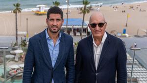 Ramón Bordas i el seu fill Jorge, al Bastian Beach  de la platja de Sant Sebastià.