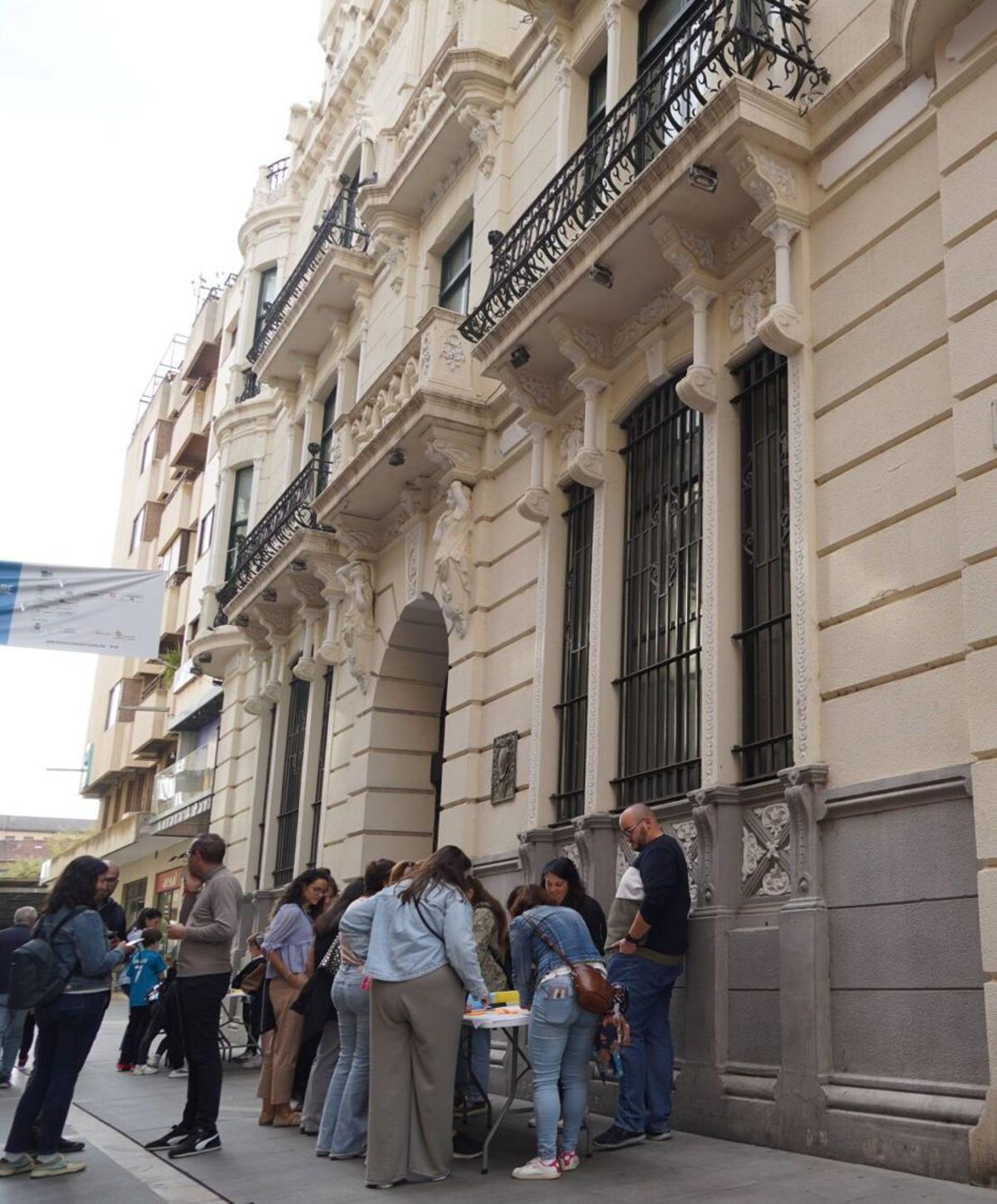 Un grupo de gente en la calle Santa Clara. | JOSÉ LUIS FERNÁNDEZ (ARCHIVO)