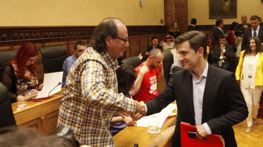 José Maria Pérez y Mario Suárez del Fueyo se saludan en un Pleno.