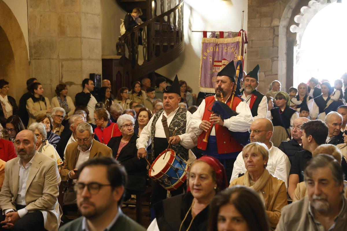 La procesión del Cristo de la Abadía de Cenero, en imágenes