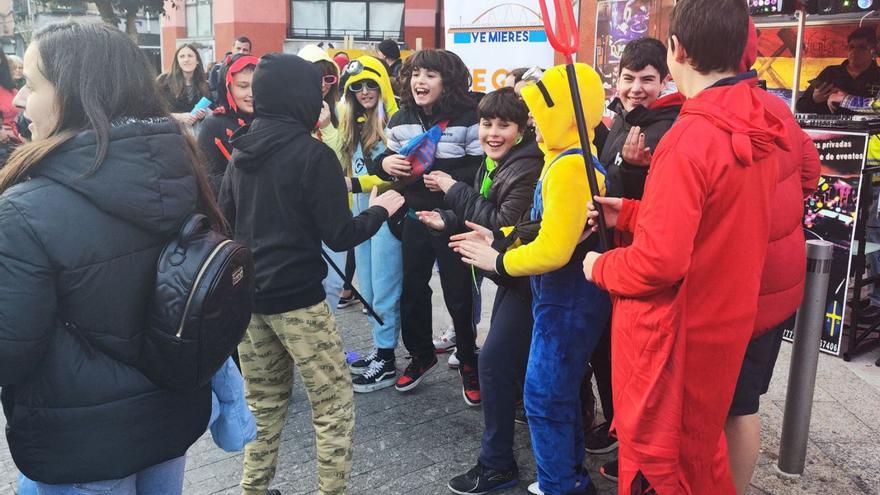 Un grupo de jóvenes se divierte ante la cabina del DJ en Mieres. | A. Velasco