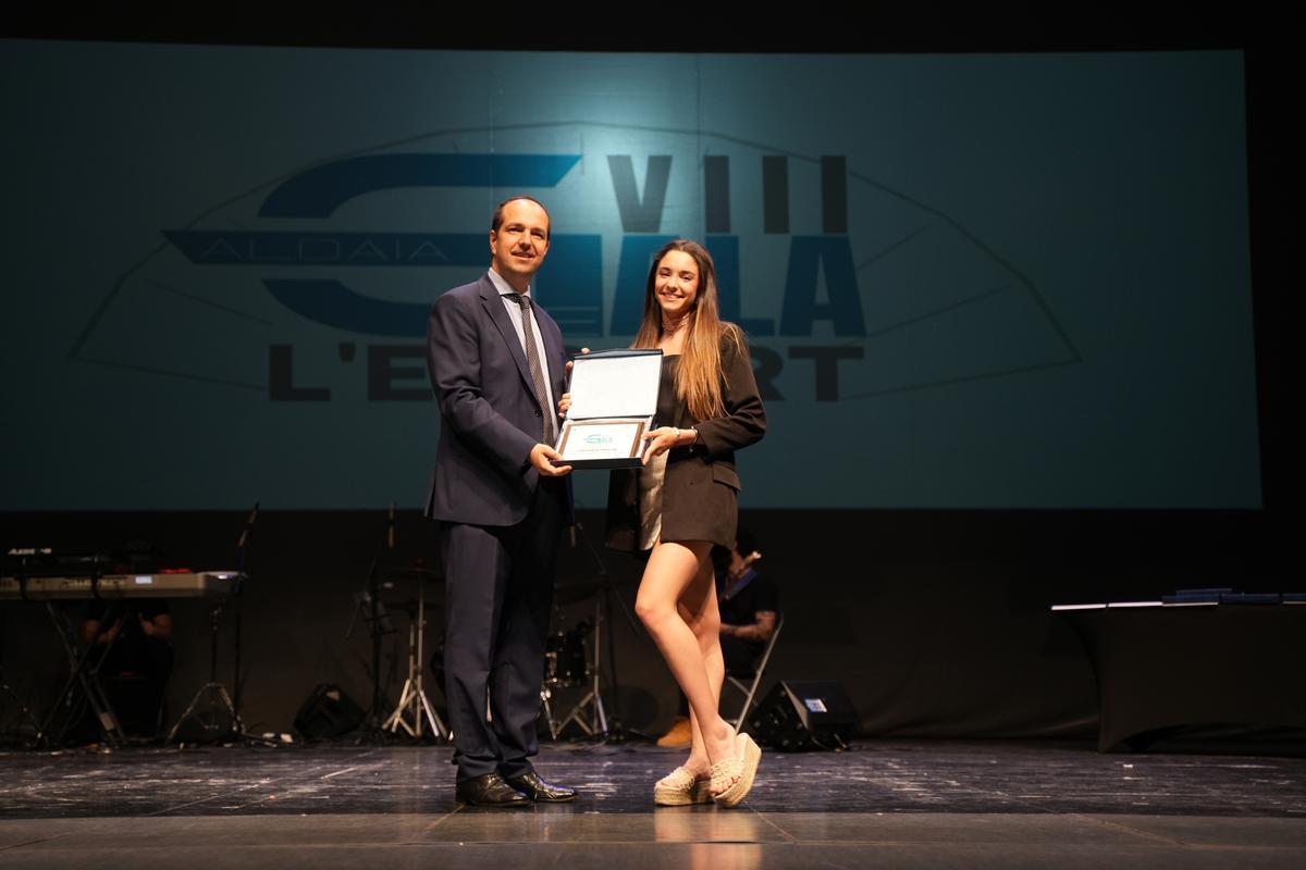 Guillermo Luján Valero, con una de las premiadas femeninas.