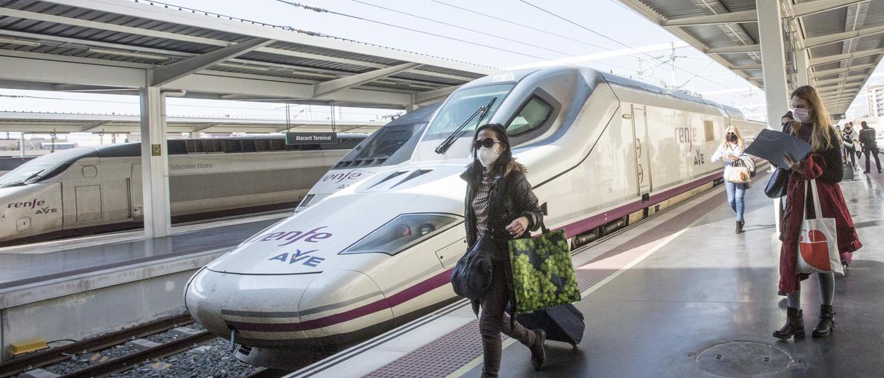 Pasajeras bajando de un AVE en la estación-término de Alicante