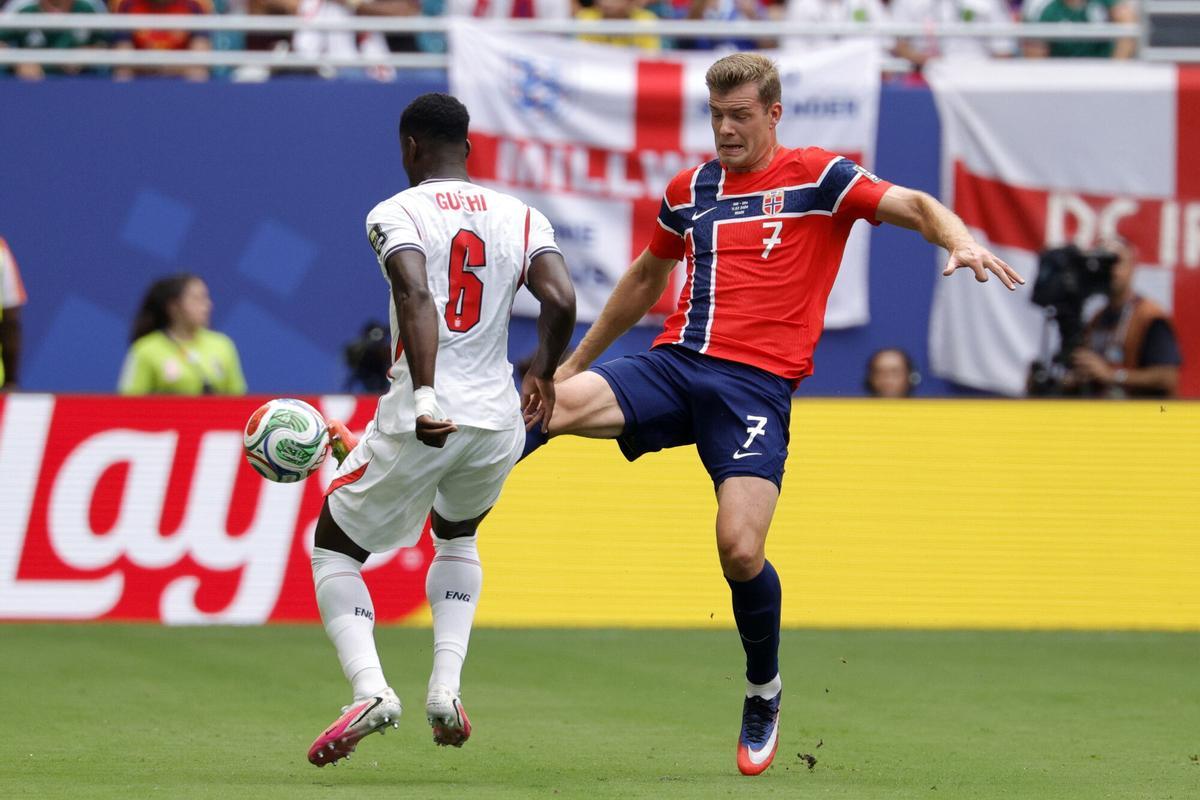 MIAMI (United States), 11/07/2026.- Marc Guehi of England (L) in action against Alexander Sorloth of Norway (R) during the FIFA World Cup 2026 quarterfinals match Norway against England, in Miami, Florida, USA, 11 July 2026. (Noruega) EFE/EPA/SHAWN THEW