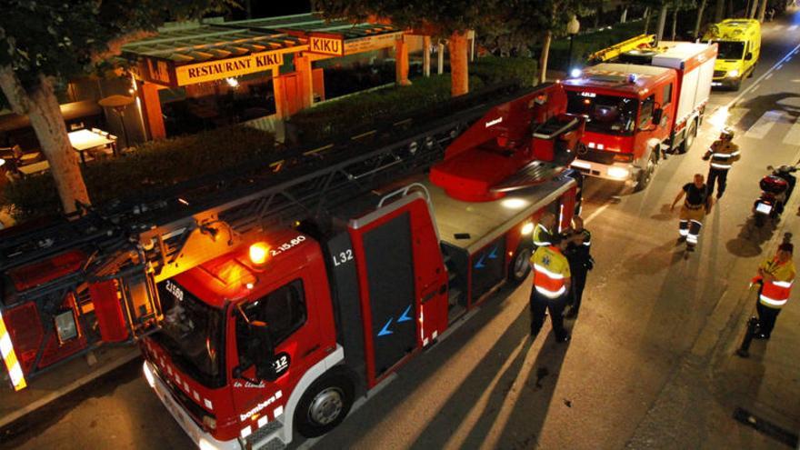 Els bombers treballant al lloc dels fets