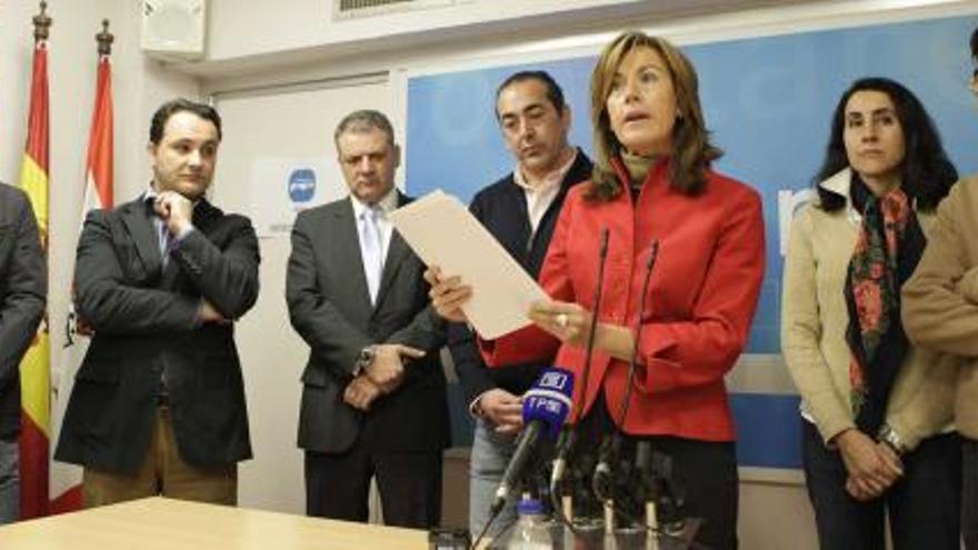 Fernández Pardo, durante la lectura del comunicado, ayer, en la sede gijonesa del PP.