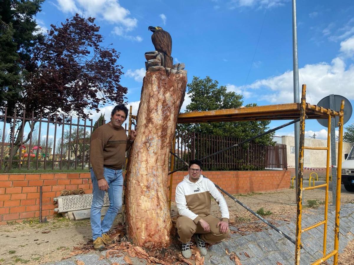Lorenzo Garrido López y Carlos González posan con la talla de madera. | A. P.