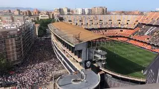 Éxito absoluto de la manifestación: Ambiente desértico en el interior de Mestalla