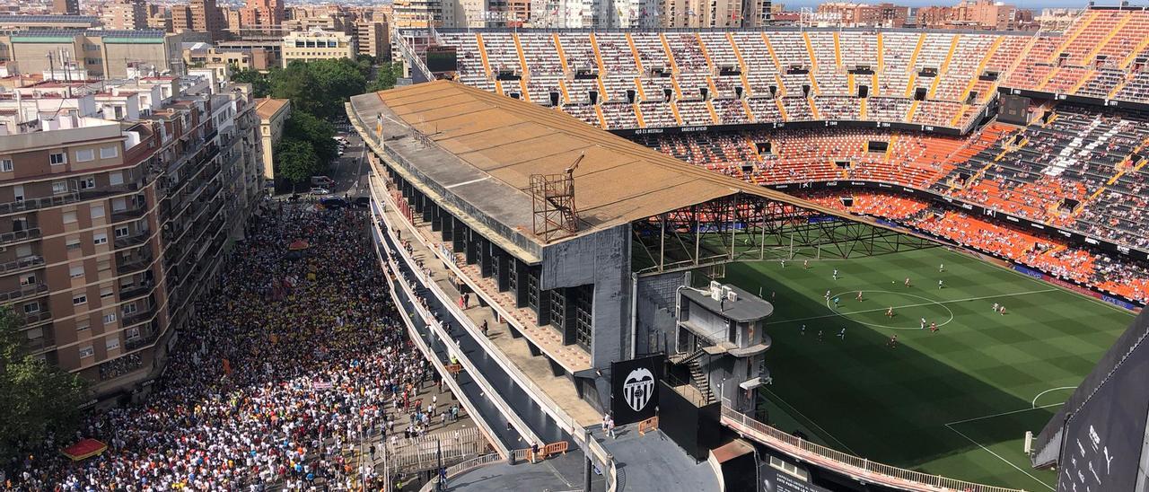 La calle llena de manifestantes y Mestalla vacío