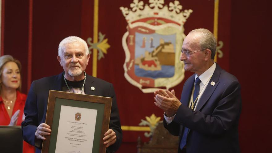 Pepe Bornoy, en el momento de recibir la Medalla de la Ciudad y el nombramiento de Hijo Predilecto.