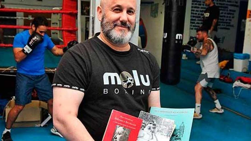 Luis Suárez posa con libros en Azteca Box.