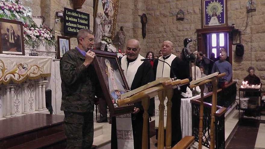 Momento de la entrega de la copia de la &quot;Santina&quot; de Covadonga. // Estado Mayor de la Defensa