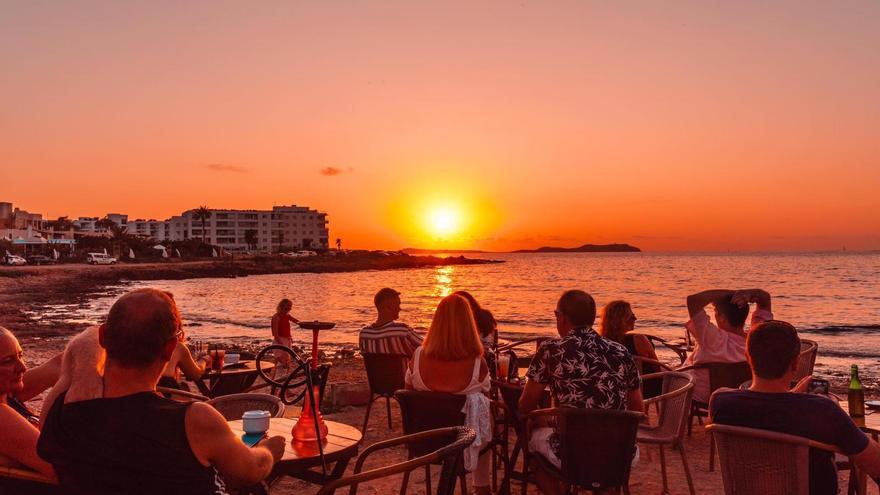 Vuelve Kumharas: el placer de una puesta de sol con un cóctel en la mano en Ibiza