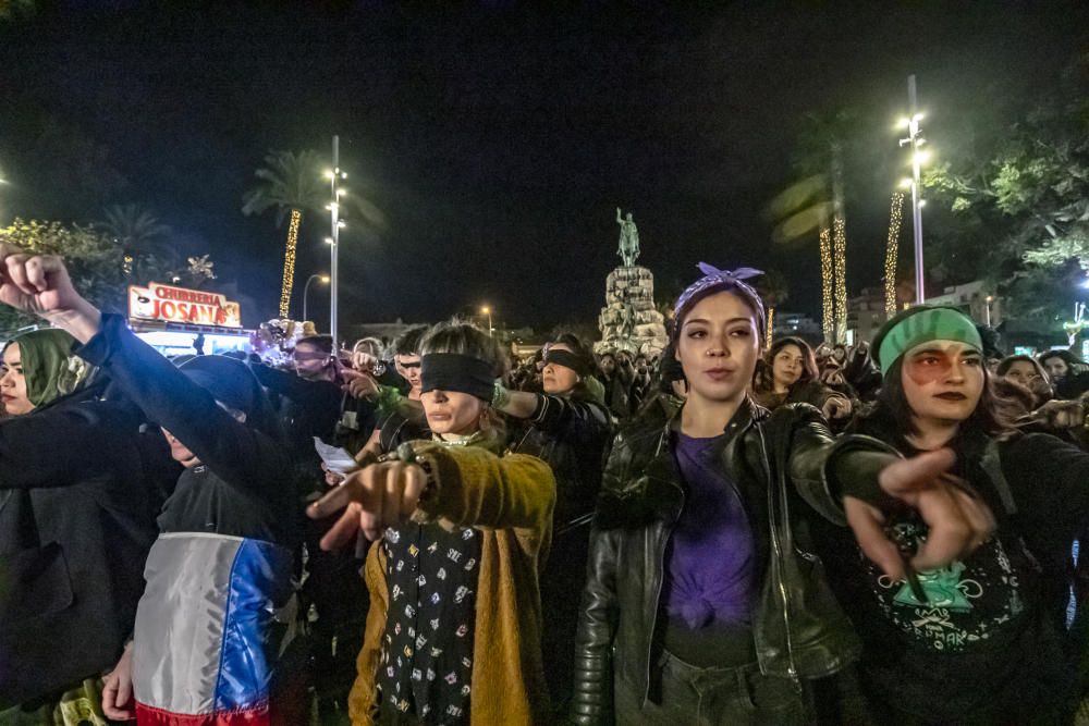 Cientos de mujeres se suman al movimiento feminista 'El violador eres tú' en Palma