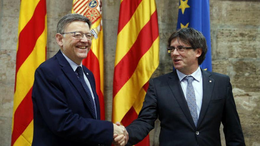 Ximo Puig y Carles Puigdemont se saludan en la cumbre celebrada hoy