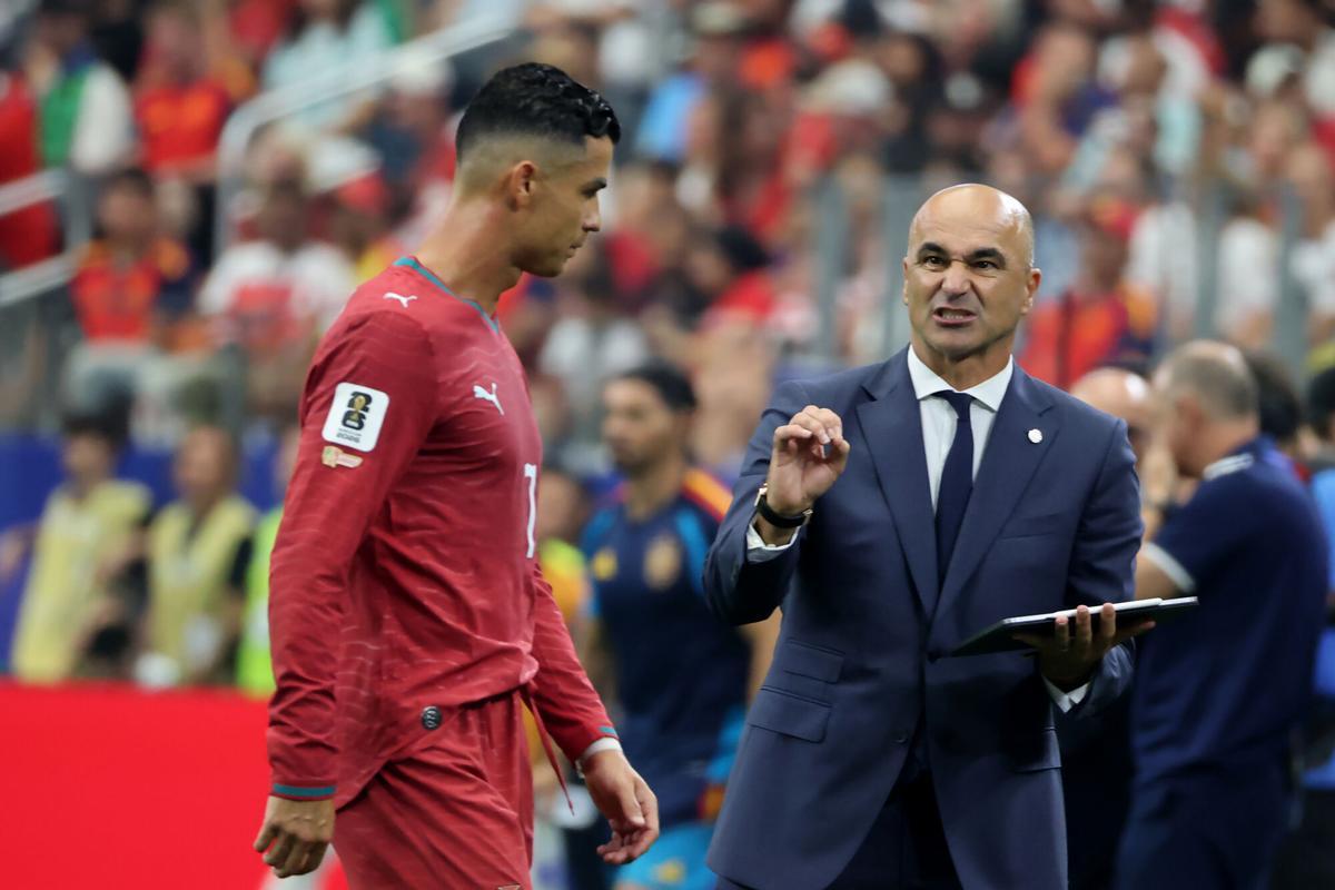 Robert Martínez intenta llamar la atención de Cristiano Ronaldo en el partido de los octavos de final del Mundial entre Portugal y España.