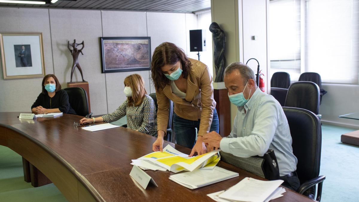 Clara San Damián, con el jefe de Sanidad, Casto López, poco antes de la Comisión de Coordinación