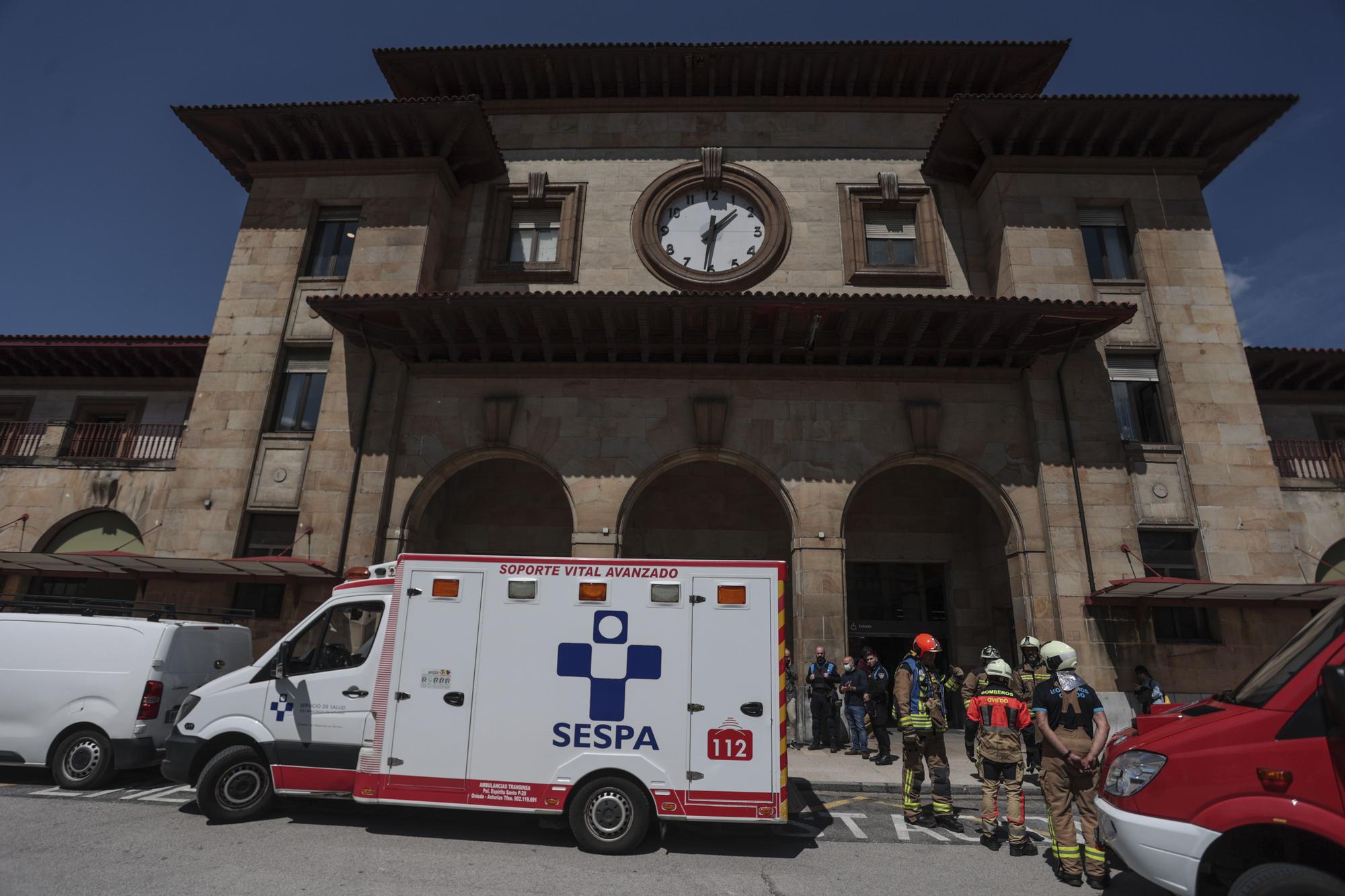 EN IMÁGENES: El operativo desplegado tras ser arrollado un maquinista en Oviedo