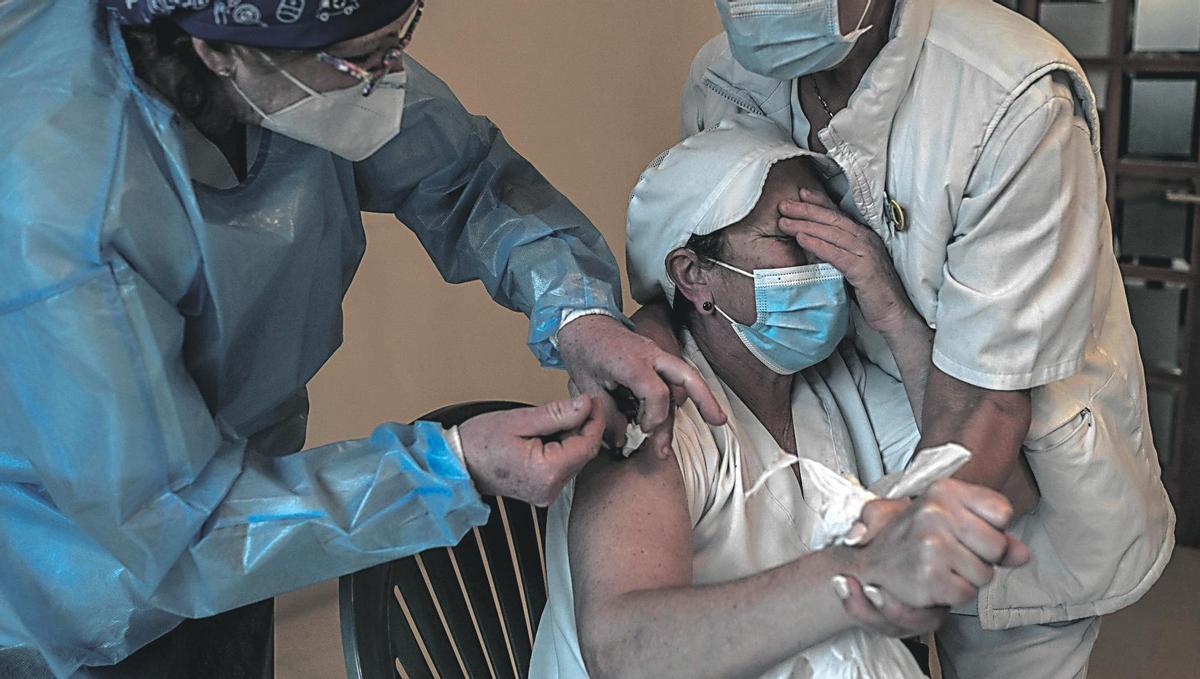 OURENSE. Una residente es vacunada contra el COVID, en el interior de la Residencia San José. Foto: Brais Lorenzo