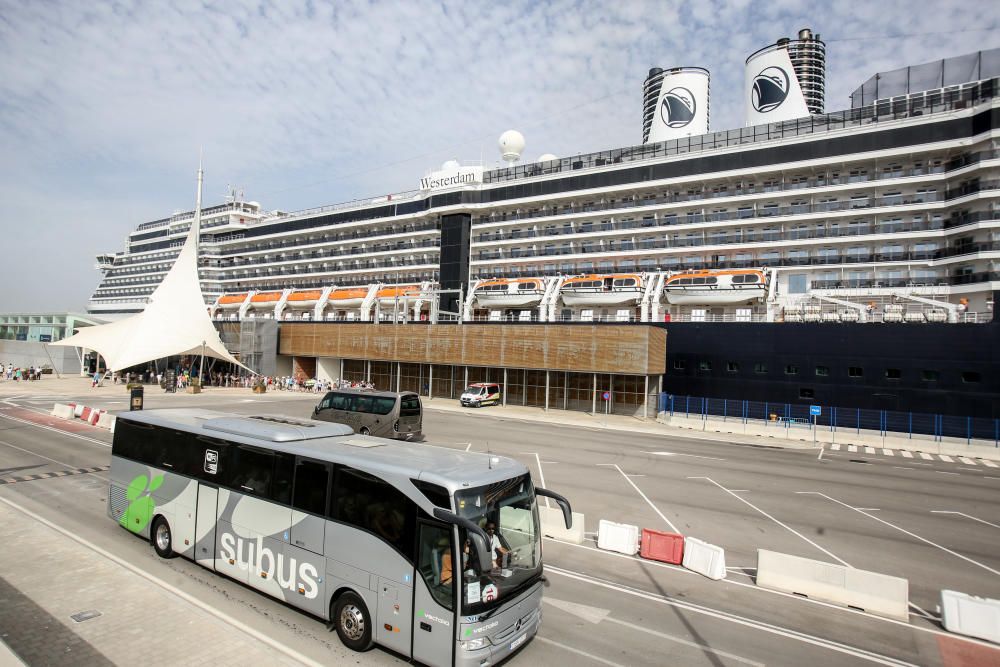 El Westerdam, repleto de norteamericanos y argentinos, hace escala en la estación marítima y llena de turistas el Castillo, bares y terrazas, y las tiendas