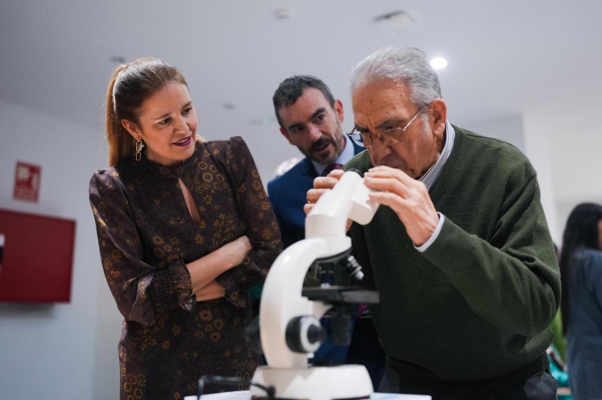 La Comunidad de Madrid fomenta el conocimiento y el envejecimiento activo en los centros de mayores con el programa Ciencia en Residencia.