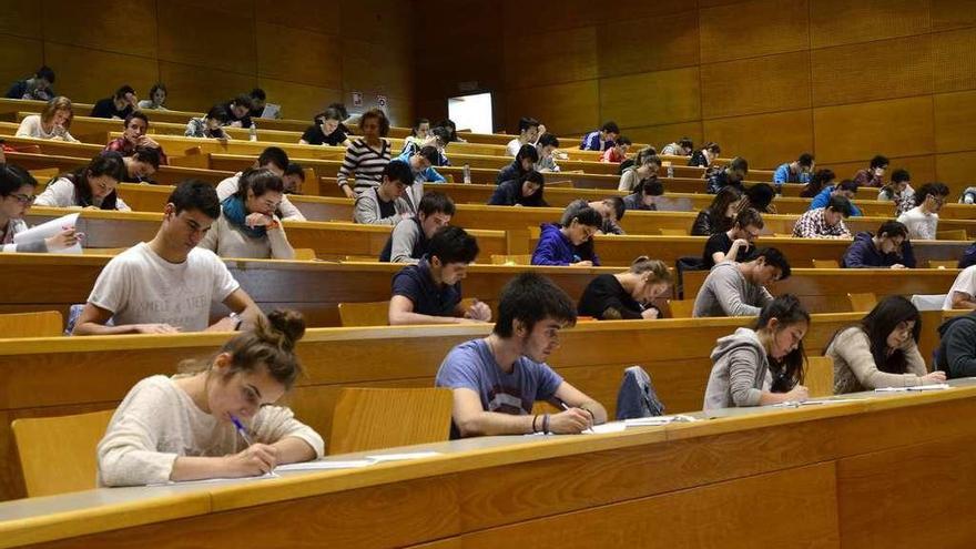 Alumnos realizan las pruebas de selectividad en una facultad de A Coruña.