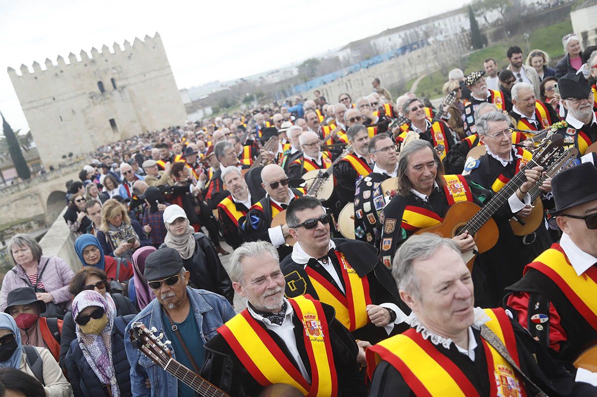 Tunos de toda España toman el Puente Romano de Córdoba