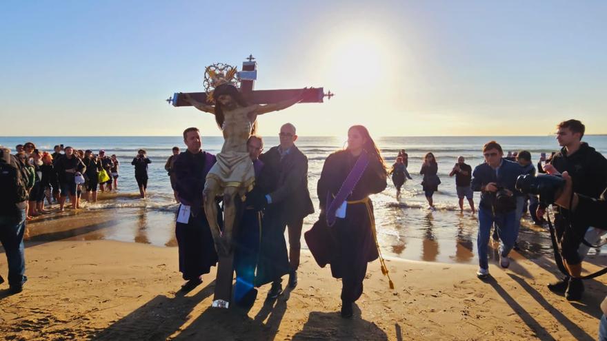 Semana Santa Marinera: El Cristo del Salvador de València recuerda a los fallecidos en el mar