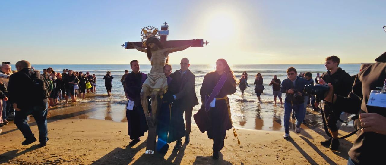 Semana Santa Marinera: El Cristo del Salvador de València recuerda a los fallecidos en el mar