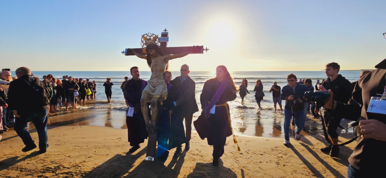 El Cristo del Salvador recuerda a los fallecidos en el mar a pie de playa después de su Encuentro con el Cristo del Salvador y el Amparo.