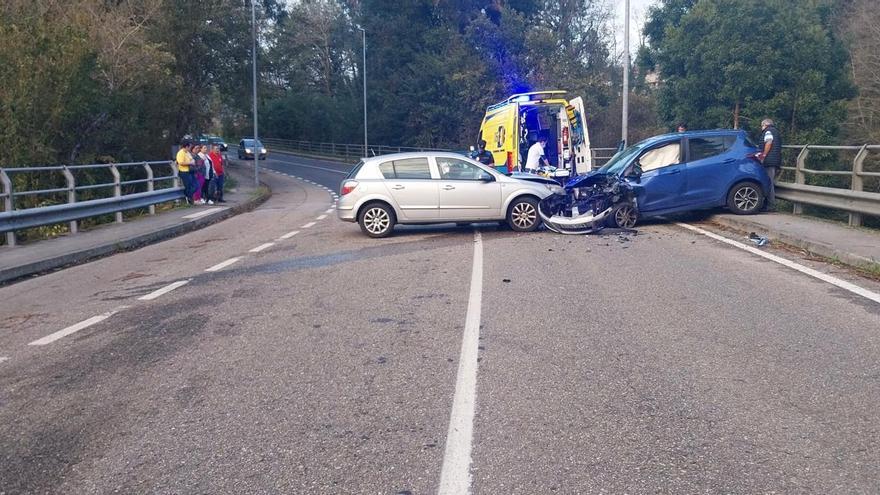 Heridos una madre y su hijo menor de edad en una colisión frontal en Gondomar