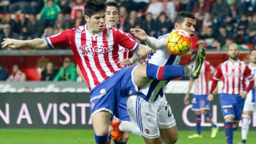 Meré se anticipa a Jonathan ante la mirada de Luis Hernández.